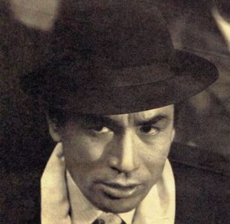 Photo of actor Tanba Tetsurō in a gangster's hat and scarf